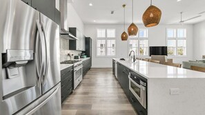 冷蔵庫、電子レンジ、オーブン、コンロ