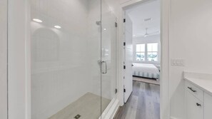 Badewanne, Haartrockner, Handtücher