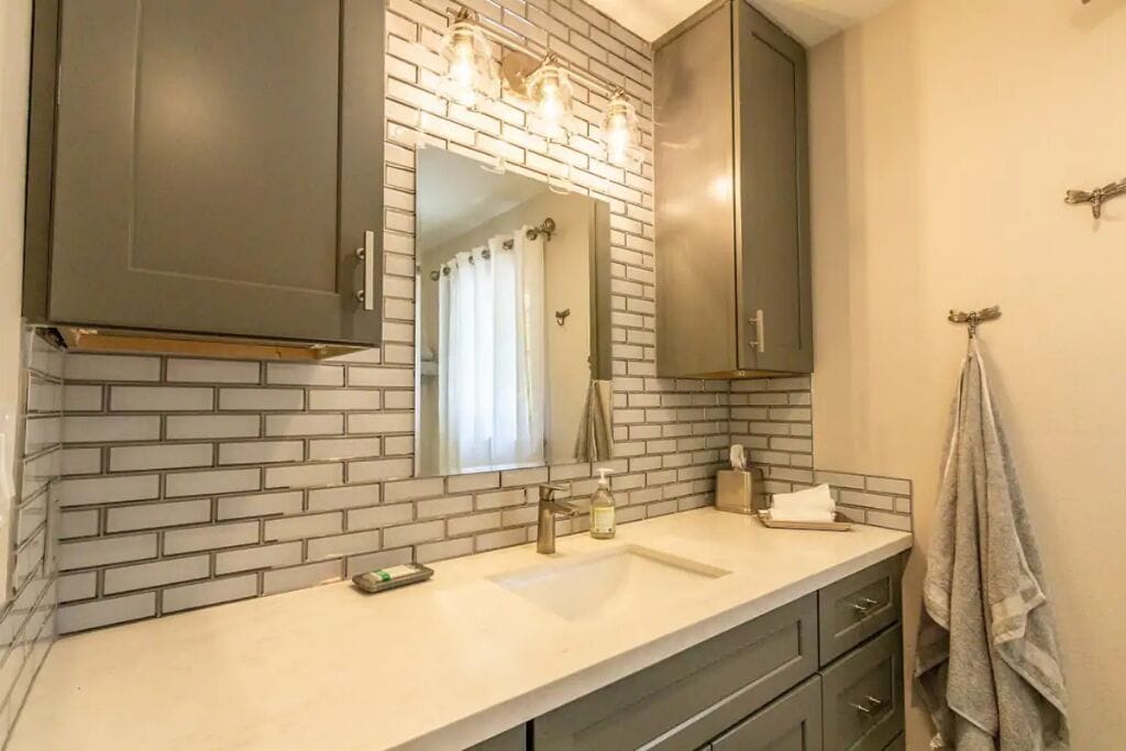 Douche, serviettes fournies, savon, papier toilette