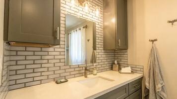 Douche, serviettes fournies, savon, papier toilette