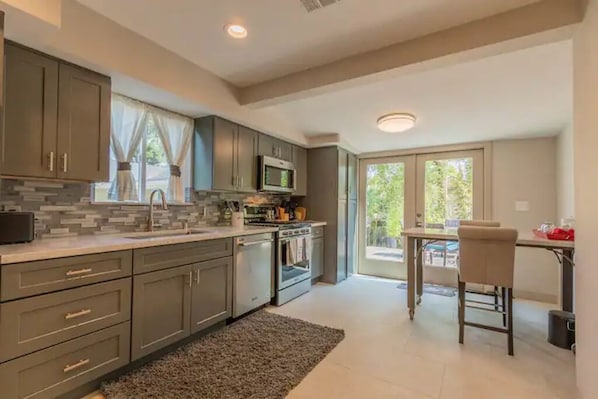 Frigorifero, microonde, forno, piano cottura