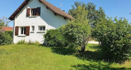 Chambre avec salle de bain privée dans maison à la campagne