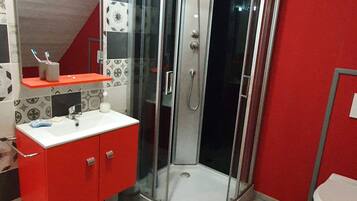 Dusche, HandtĂŒcher, Seife, Shampoo