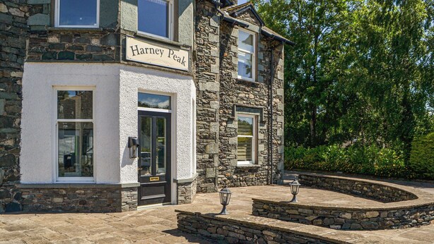 A stone building with a sign reading "Harney Peak". - Peaceful village location within walking distance to Keswick. (Portinscale, Keswick)