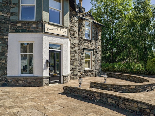 Peaceful village location within walking distance to Keswick.