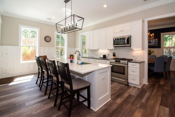 Maison, Plusieurs lits, patio, vue sur le jardin | Cuisine privée | Réfrigérateur, four à micro-ondes, un four, surface de cuisson