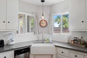 Fridge, oven, stovetop, coffee/tea maker