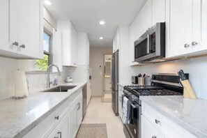 Fridge, microwave, oven, stovetop - Lovely Remodeled Home! Walk Downtown! w/firepit (Paso Robles)