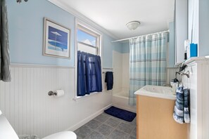 Badkar, hårtork, handdukar och tvål