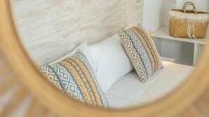 Minibar, brankas, setrika/meja setrika, dan Wi-Fi gratis
