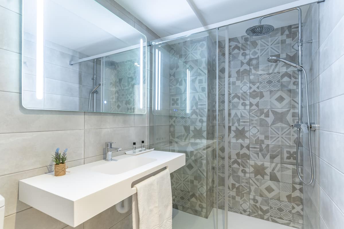 Shower, rainfall showerhead, hair dryer, towels
