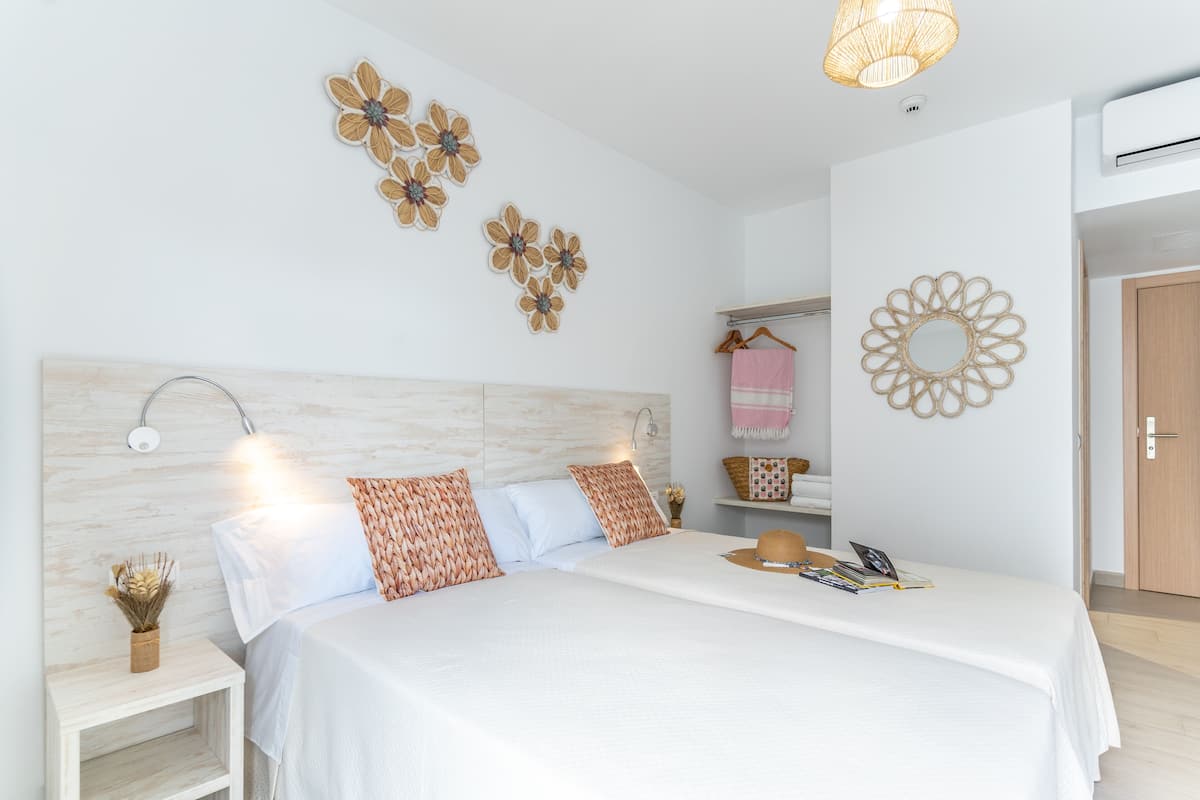 Double Room | Minibar, in-room safe, iron/ironing board (on request), free WiFi