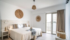 Minibar, brankas, setrika/meja setrika, dan Wi-Fi gratis