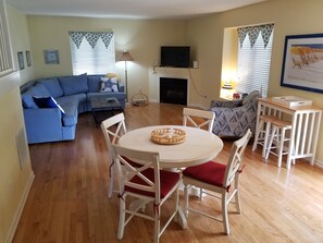 Dining - Super convenient townhouse location - 101 Lakeside (Lewes)