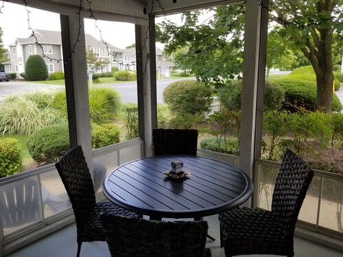 Super convenient townhouse location - 101 Lakeside