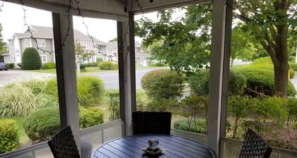 Super convenient townhouse location - 101 Lakeside