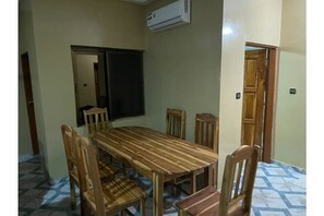 Dining - Château Du Comfort (Lomé)