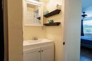 Een bad/douchecombinatie, een haardroger, handdoeken, shampoo