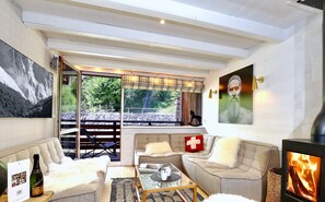Smart TV, lareira, livros