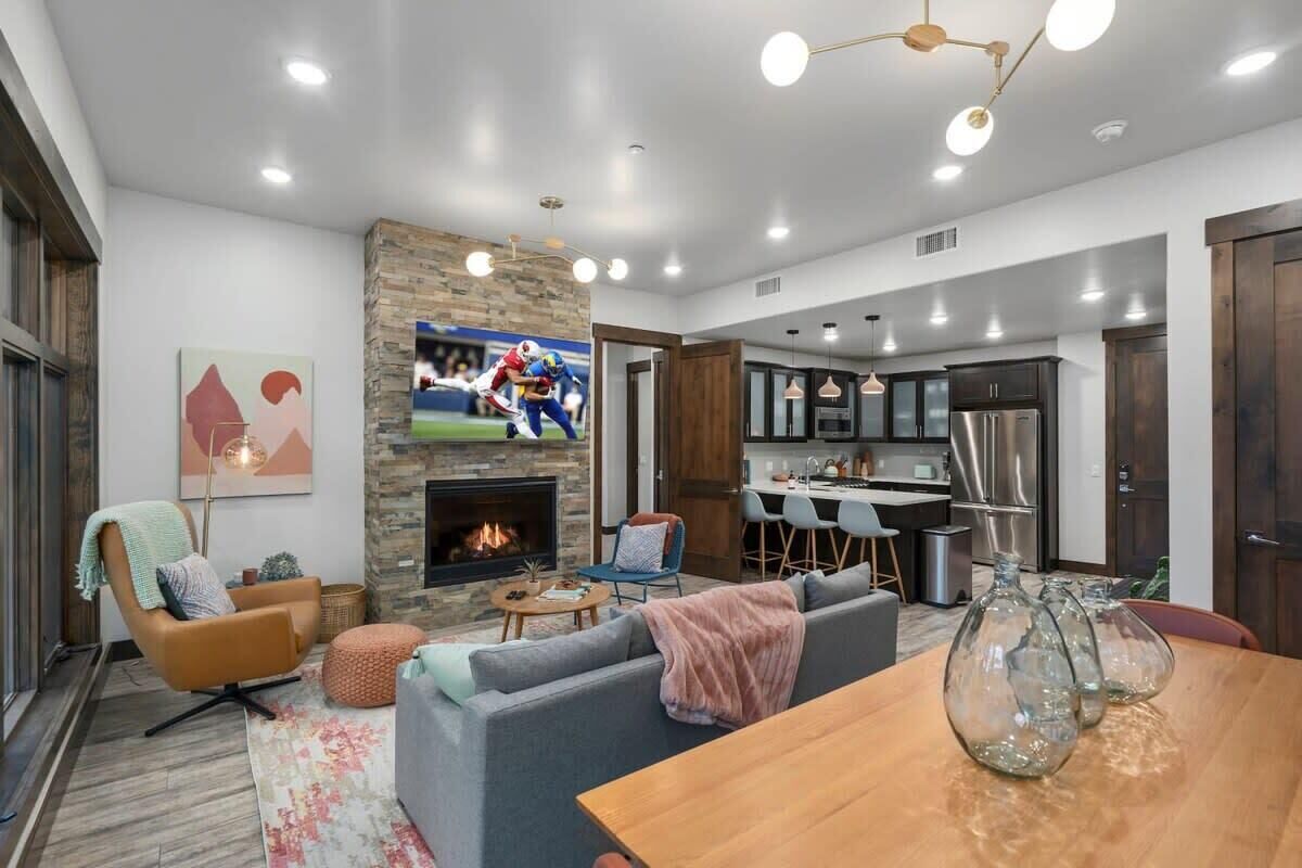 Pool, Hot Tub, Walk to Lifts! Canyons Village 2BR