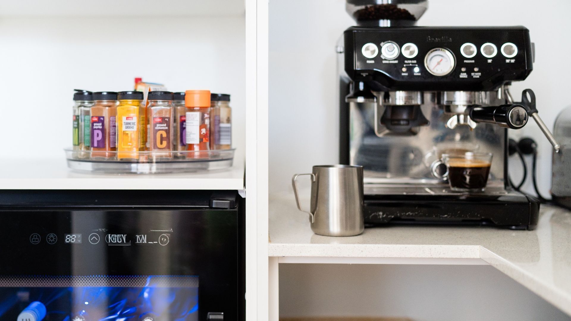 Une machine à café, une tasse de café et un récipient contenant des dosettes de café, le tout posé sur un comptoir.