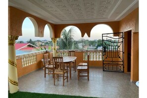 Outdoor dining - Château De La Renaissance (Lomé)