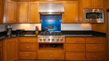 Casa, varias camas, balcón, vista a la playa | Cocina privada | Refrigerador, microondas, horno y parrilla de estufa