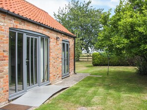 Terrace/patio - 2 bedroom accommodation in Terrington St Clements, near King&rsquo;s Lynn (Terrington St Clements, near King&rsquo;s Lynn)