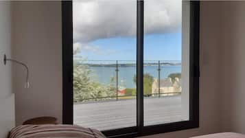 5 slaapkamers, een bureau, een strijkplank/strijkijzer, reisbedje