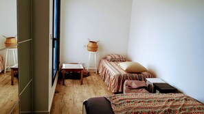 5 chambres, bureau, fer et planche à repasser, lit parapluie