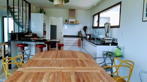 Een koelkast, een magnetron, een oven, een kookplaat