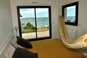 5 chambres, bureau, fer et planche à repasser, lit parapluie