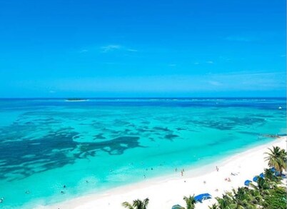 在日出时的海景公寓