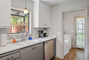 Fridge, oven, stovetop, coffee/tea maker - Cute Cottage Close to Downtown! w/Firepit (Paso Robles)