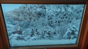 A window with a view of a snowy landscape. - CHALETS MONTAGNARD (Jausiers)