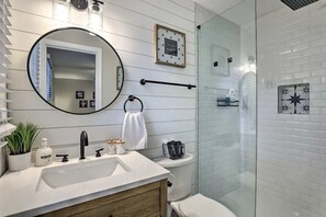 Bathtub, free toiletries, hair dryer - Chic Lilburn Getaway w/Media Room + Fire Pit (Lilburn)