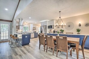 Fridge, microwave, oven, stovetop - Chic Lilburn Getaway w/Media Room + Fire Pit (Lilburn)