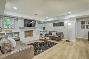 Fernseher, Kamin, Tischfußball, Bücher