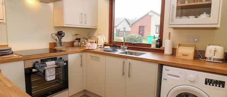 電冰箱、電熱水壺、烤麵包機、鍋具/餐盤/廚房用品