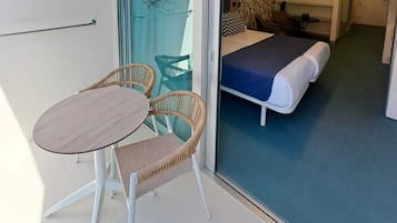 Tabla de planchar con plancha, wifi gratis y ropa de cama