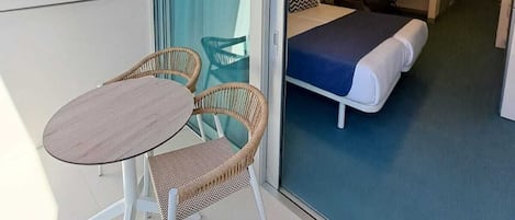 Tabla de planchar con plancha, wifi gratis y ropa de cama