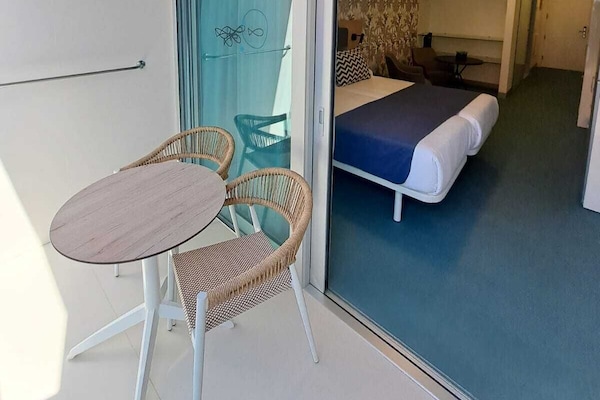 Estudi | Planxa i posts de planxar, wifi gratuïta i roba de llit