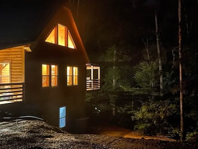 Windrock Ridge Luxury Ethan Cabin: Ride-In Access, Sleeps 16.