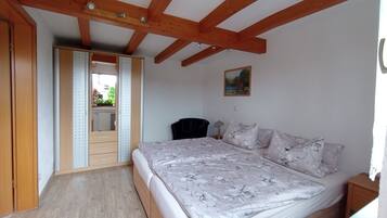 2 Schlafzimmer, Zimmersafe, Schreibtisch, Bügeleisen/Bügelbrett