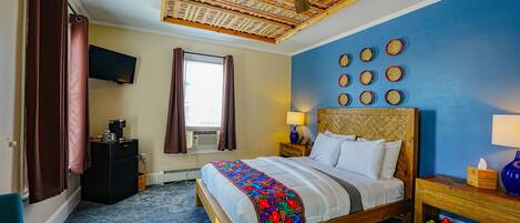 One Queen Bed with Scenic View | 1 quarto, roupas de cama premium, edredons de pluma