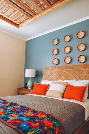 One Queen Bed with Scenic View | Literie de qualité, couette en duvet, lit avec matelas à plateau-coussin