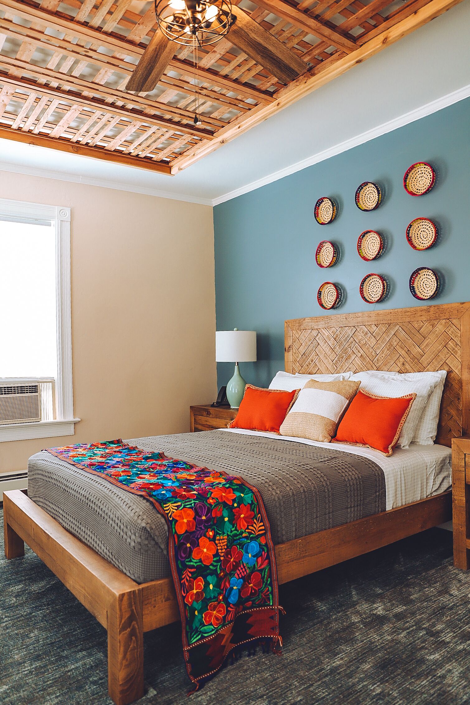 One Queen Bed with Scenic View | Luxe beddengoed, donzen dekbedden, pillowtop-bedden