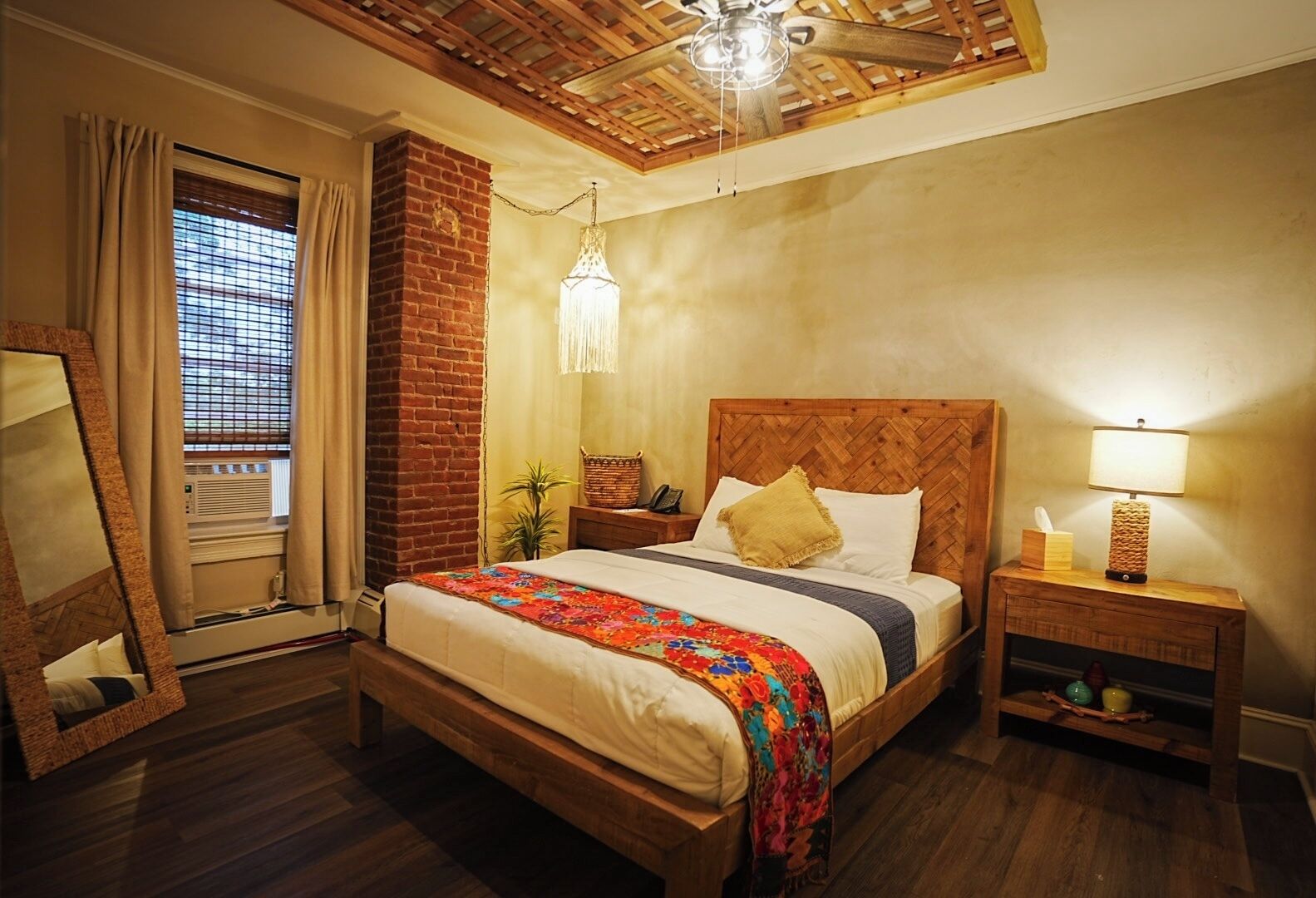 Two Room Suite with One Queen Bed and Sofa Bed | Seprai premium, selimut bulu angsa, bantalan ekstra lembut, dan brankas