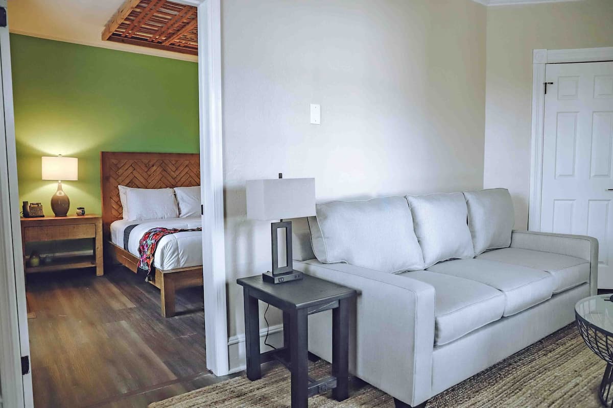 Two Room Suite with One Queen Bed and Sofa Bed | 1 sovrum, sängtillbehör av högsta kvalitet, duntäcken och bäddmadrasser