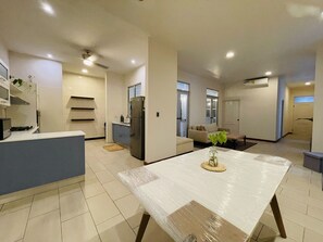 Een televisie en een kantoor